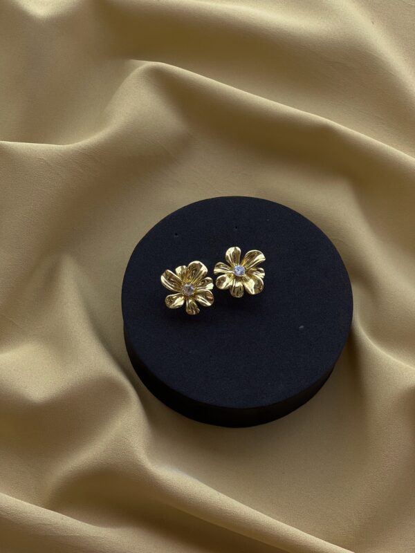 Shiny Studded Anti Tarnish flower Earring