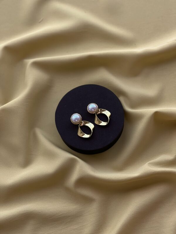 Sheeny Pearl Glossy Earrings