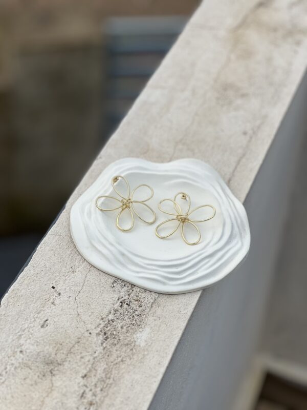 Elegant Anti Tarnish flower Earring - Image 3