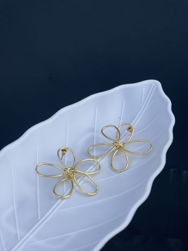 Elegant Anti Tarnish flower Earring - Image 2