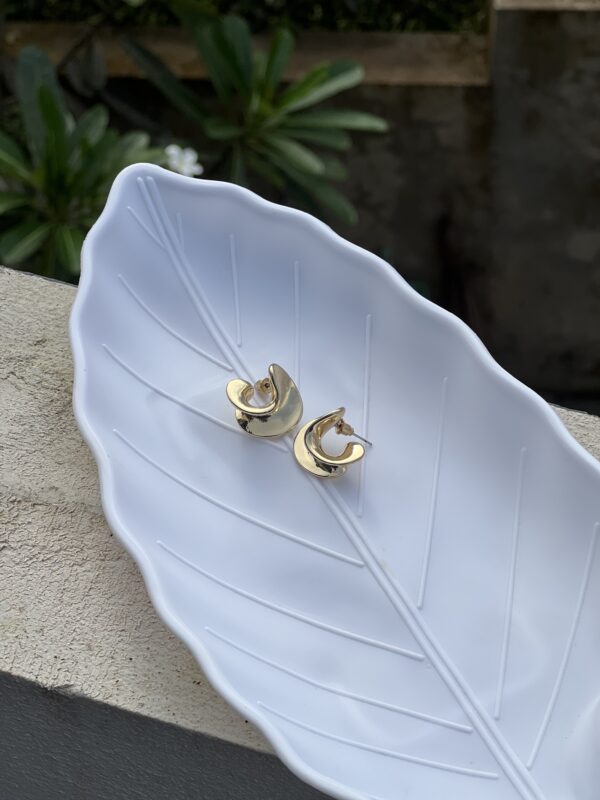 Shiny Twisted Minimal Earring - Image 2