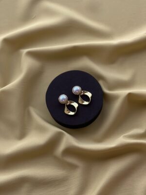 Sheeny Pearl Glossy Earrings
