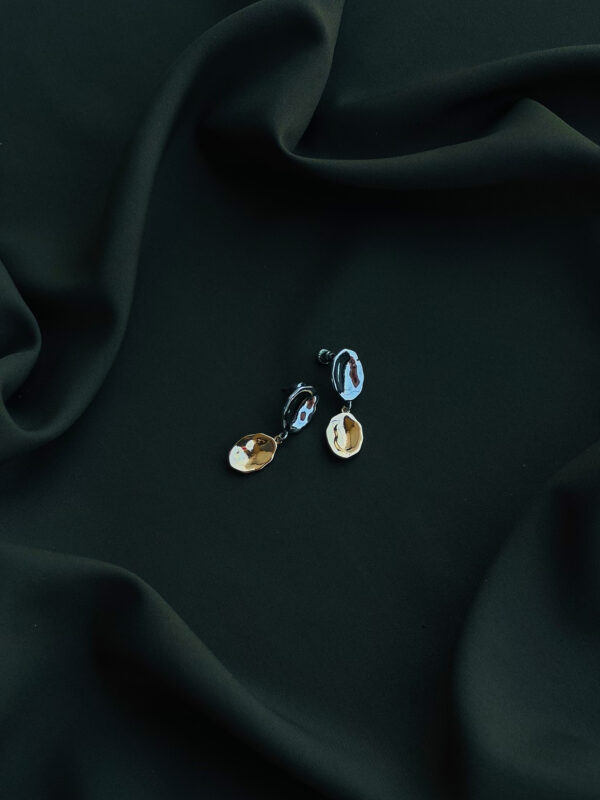 Duel tone Minimal Oval Earring - Image 2