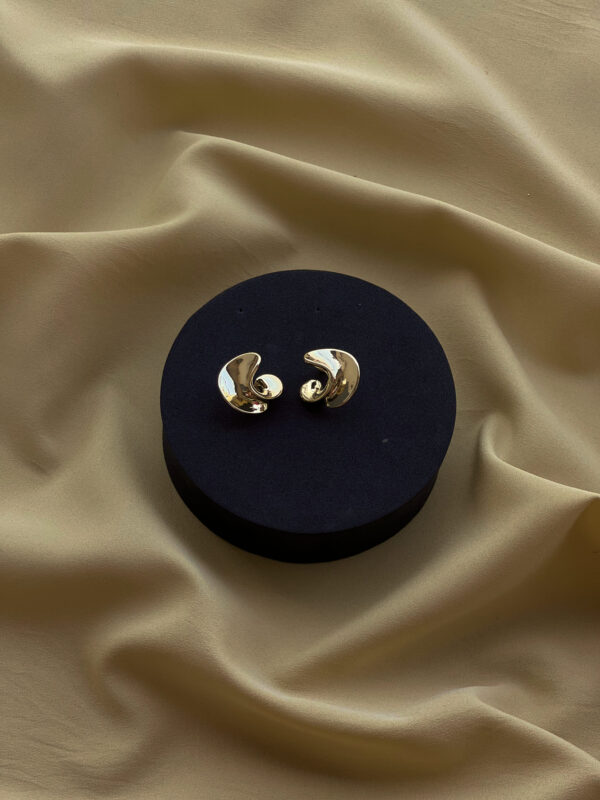 Shiny Twisted Minimal Earring - Image 3