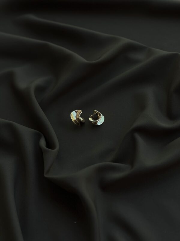 Shiny Twisted Minimal Earring - Image 4